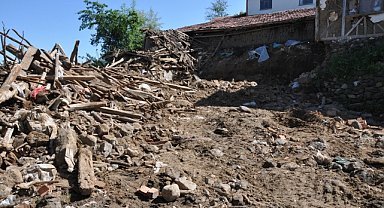 Çöken ahırdaki hayvanlar telef oldu