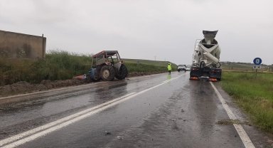 Çorum'da beton mikseri ile traktör çarpıştı 1 yaralı