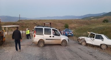 Çorum'da iki araç çarpıştı, düğüne giden 8 kişi yaralandı