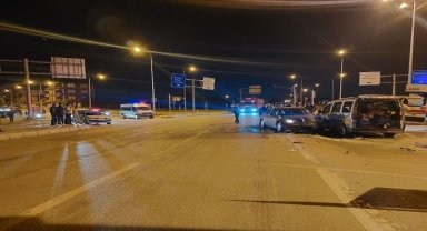 Çorum'da iki otomobil çarpıştı, 3 kişi yaralandı