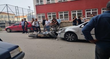 Çorum'da otomobille çarpışan motosikletin sürücüsü yaralandı
