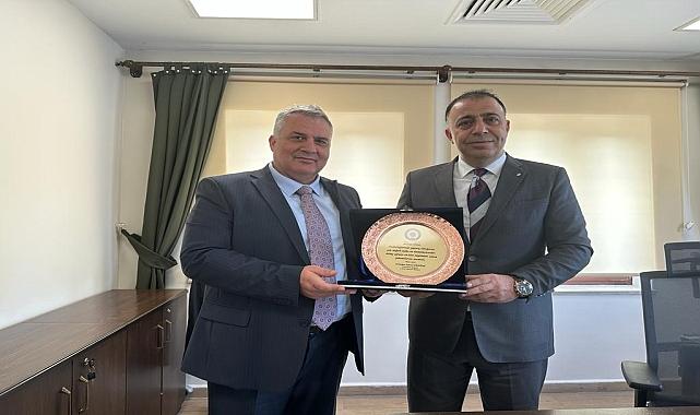 Deprem bölgesi için gönüllü olarak yardım çalışmalarına katılan Kırkız'a plaket