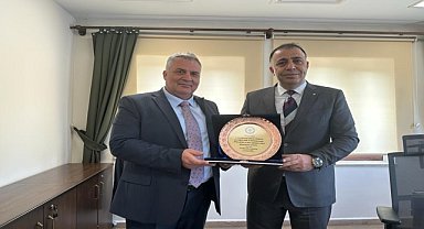 Deprem bölgesi için gönüllü olarak yardım çalışmalarına katılan Kırkız'a plaket