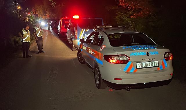 Devrilen otomobilin sürücüsü yaralandı