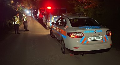 Devrilen otomobilin sürücüsü yaralandı