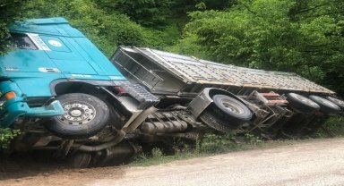 Düzce'de devrilen tırın sürücüsü yaralandı