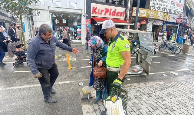Düzce'de elektrikli bisikletinin tekeri patlayan engelli kadının yardımına polis yetişti