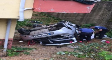 Düzce'de evin bahçesine devrilen otomobildeki 2 kişi yaralandı