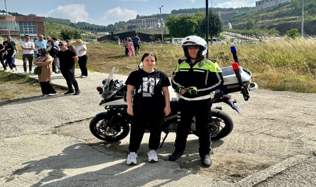 Düzce'de kimliğini kaybeden adayı sınav salonuna polis ekipleri yetiştirdi