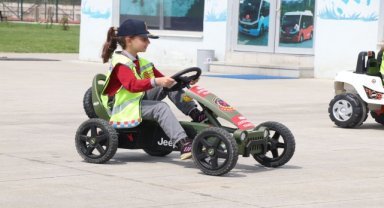 Düzce'de öğrenciler trafik güvenliği konusunda bilgilendiriliyor
