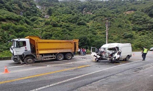 Giresun'da kamyon ile minibüsün çarpıştığı kazada 1 kişi öldü