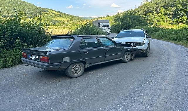 İki otomobil çarpıştı, 2 kişi yaralandı