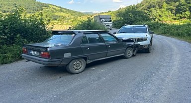 İki otomobil çarpıştı, 2 kişi yaralandı