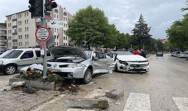 İki otomobilin çarpıştığı kazada 4 kişi yaralandı