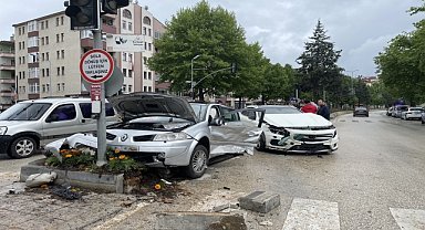 İki otomobilin çarpıştığı kazada 4 kişi yaralandı