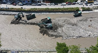 İnebolu Çayı'nda sel sonrası temizlik çalışmaları devam ediyor