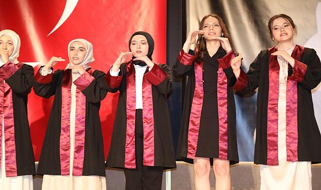 İstiklal Marşı'nı işaret diliyle okudu