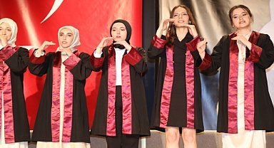 İstiklal Marşı'nı işaret diliyle okudu