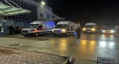 kamyonet ile otomobilin çarpıştığı kazada 6 kişi yaralandı