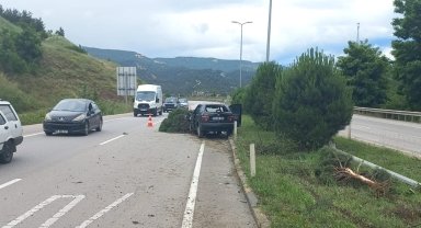 Ağaca çarpan otomobilin sürücüsü yaralandı