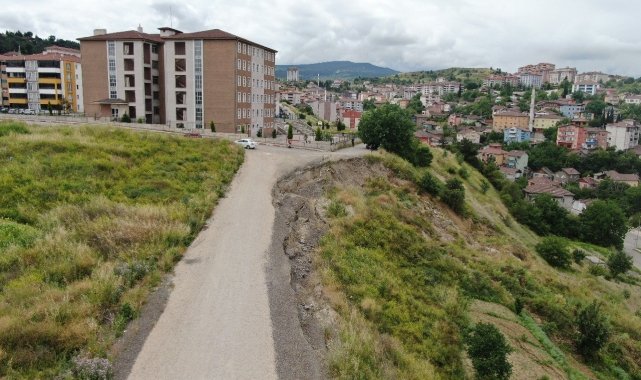 Karabük'te heyelan nedeniyle okul bölgesindeki yolun bir kısmı çöktü