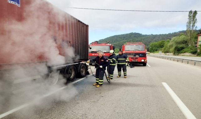 Karabük'te seyir halindeki tırın lastikleri yandı