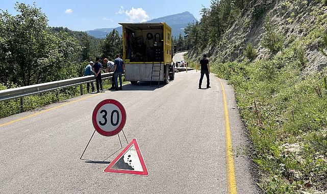 Karabük'te grup köy yolu, su borusunun patlaması üzerine çöktü