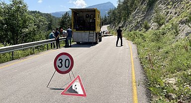 Karabük'te grup köy yolu, su borusunun patlaması üzerine çöktü