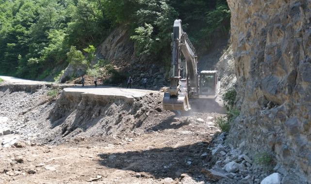 Kastamonu'da şiddetli yağışın ardından temizlik ve yol onarım çalışması başladı