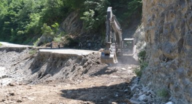Kastamonu'da şiddetli yağışın ardından temizlik ve yol onarım çalışması başladı