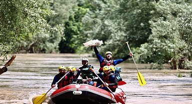 Milli sporcular, rafting yapıp çöp topladı