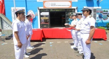 Ordu'da mezun öğrenciler diplomalarını yüzerek aldı