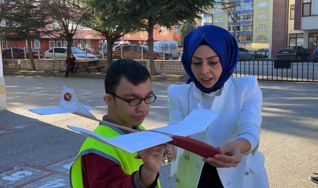 Özel öğrenciler maket uçak yaparak el becerilerini geliştirdi