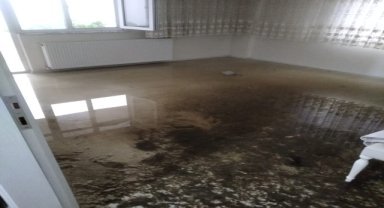 Rize'de yağış sonucu bir evin zemin katını su bastı