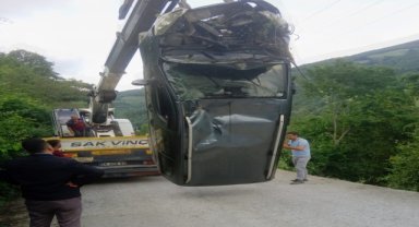Samsun'da dereye yuvarlanan otomobildeki 3 kişi yaralandı
