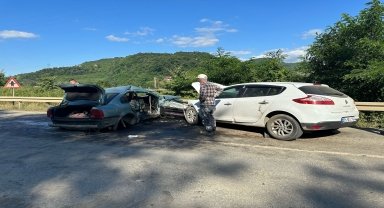 Samsun'da iki otomobil çarpıştığı kazada 1 kişi öldü, 4 kişi yaralandı