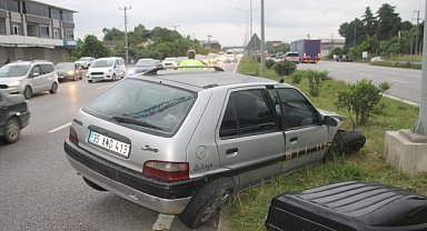 Samsun'da aydınlatma direğine çarpan otomobildeki 2 kişi yaralandı