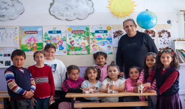 Sınıfta doğum yapan kedi ile yavrularına öğretmen ve öğrencileri sahip çıktı