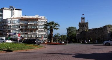 Sinop Atatürk Caddesi'nde binalarda cephe iyileştirme çalışması yapılıyor