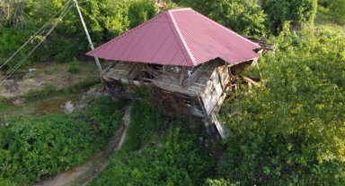 Sinop'ta meydana gelen heyelanda 4 ev kullanılamaz hale geldi