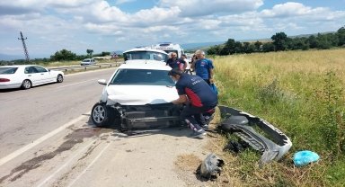 Tokat'ta bariyere çarpan otomobildeki 4 kişi yaralandı