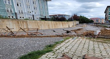 Toprak kaydı yol kapatıldı