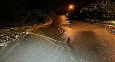 Ünye'de sağanak hayatı olumsuz etkiledi