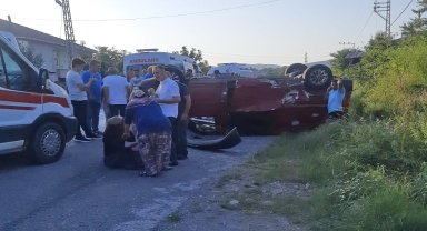 Zonguldak'ta işçileri taşıyan midibüs ile otomobilin çarpıştığı kazada 7 kişi yaralandı