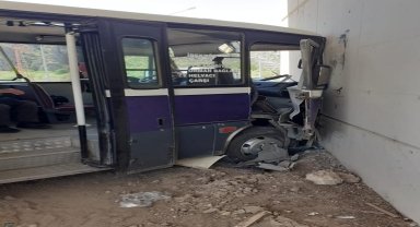 Amasya'da otomobil ile minibüsün çarpışması sonucu 21 kişi yaralandı