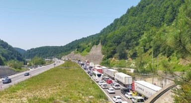 Anadolu Otoyolu'nda meydana gelen zincirleme kazalar ulaşımı aksattı