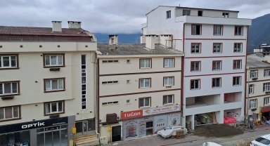 Artvin'de çatıda mahsur kalan köpeği itfaiye ekipleri kurtardı
