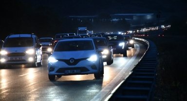 Bayram tatili dönüşü Anadolu Otoyolu'nun Düzce geçişinde yoğunluk sürüyor 
