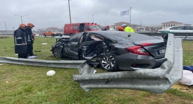 Bolu'da otomobil bariyerlere çarptı, 3 kişi yaralandı