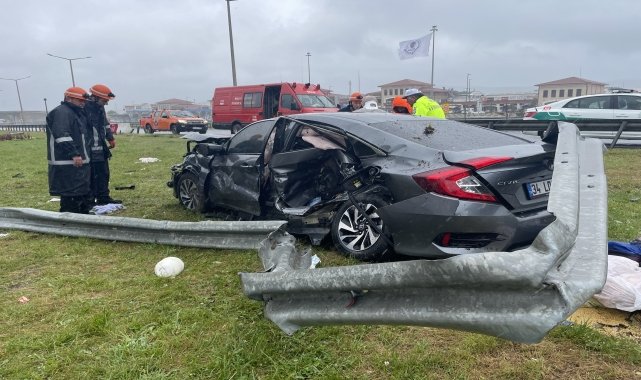 Bolu'da otomobil bariyerlere çarptı, 3 kişi yaralandı